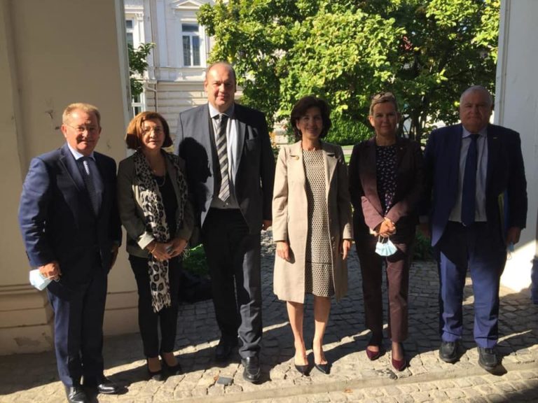 Arrivés en Roumanie hier soir, avec une délégation de la commission des affaires… Arrivés en Roumanie hier soir, avec une délégation de la commission des affaires…
