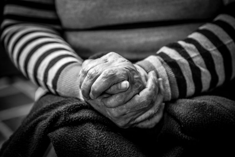 Le Sénat crée un droit de visite « inconditionnel » dans les EHPAD et les hôpitaux.