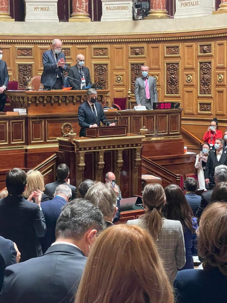 A La Tribune du Sénat, devant les délégations de qui se lèvent pour lui rendre h… A La Tribune du Sénat, devant les délégations de qui se lèvent pour lui rendre h…