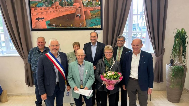 En Mairie d’Etaples-sur-Mer ce samedi matin, Joël Dachicourt s’est vu remettre l…