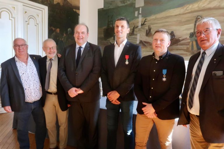Ce samedi, dans la salle d’honneur de la mairie de Berck-sur-Mer, Alexis Hanquin… Ce samedi, dans la salle d’honneur de la mairie de Berck-sur-Mer, Alexis Hanquin…