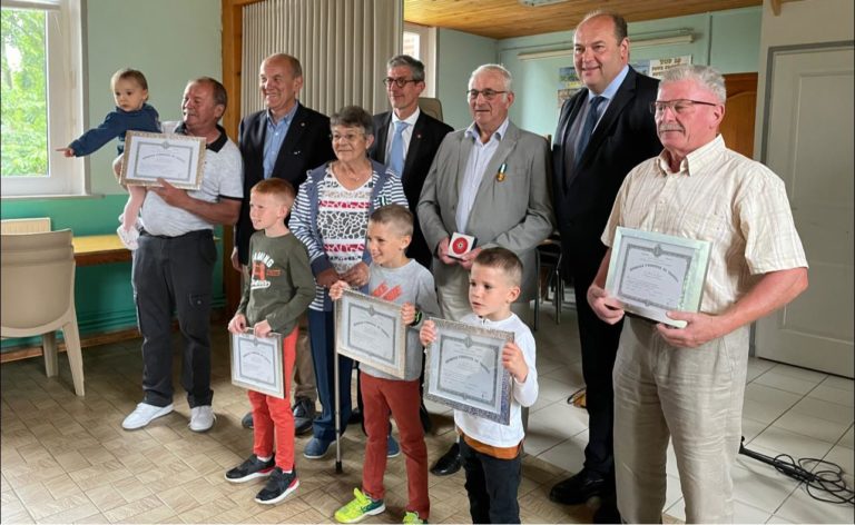 Félicitations à Pascal Pocholle, Maire de Marenla à qui j’ai eu l’honneur de rem… Félicitations à Pascal Pocholle, Maire de Marenla à qui j’ai eu l’honneur de rem…