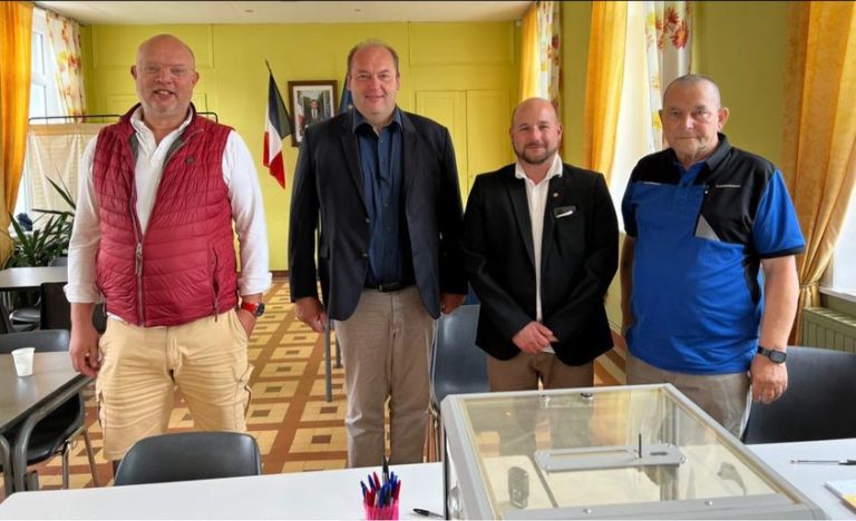 Au bureau de vote de Neuville Sous Montreuil pour saluer Jérôme Jeumer, le maire…