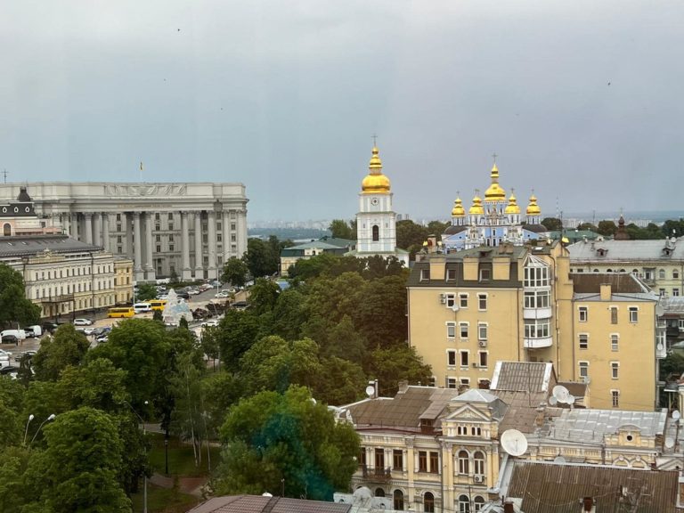Arrivée à Kiev, capitale de l’Ukraine, pays en guerre, après 24 h de voyage et … Arrivée à Kiev, capitale de l’Ukraine, pays en guerre, après 24 h de voyage et …