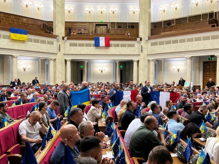 Moment empreint d’émotion et de solennité ce samedi matin au Parlement Ukraini… Moment empreint d’émotion et de solennité ce samedi matin au Parlement Ukraini…