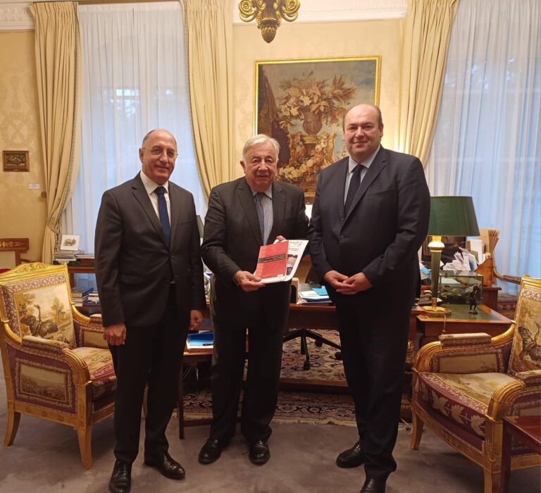 Avec Jean-Yves Roux, sénateur des Alpes de Haute-Provence, nous avons remis le r… Avec Jean-Yves Roux, sénateur des Alpes de Haute-Provence, nous avons remis le r…
